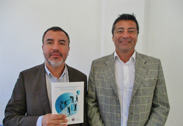 Profesores Romualdo Ibáñez y Cristian González lanzan libro sobre lectura y escritura académica para docentes en formación - Foto 1