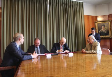 PUCV y Fugro Consult firman acuerdo de colaboración para la difusión de conocimiento minero - Foto 2