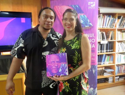 Ex alumna presenta libro sobre autonomía del pueblo Rapa Nui - Foto 1