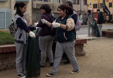 PUCV participó de operativo de limpieza en Valparaíso impulsado por escolares