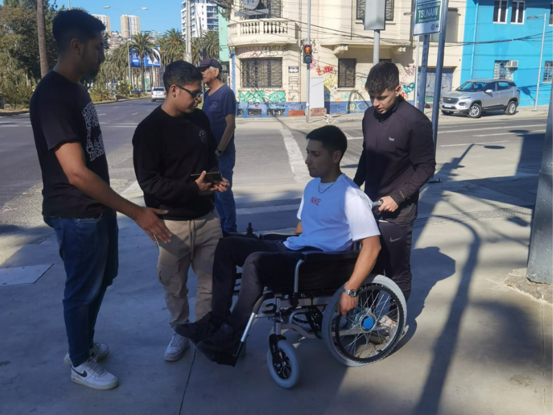 Estudiantes de ICT PUCV identificaron y marcaron obstáculos para peatones y personas con movilidad reducida en Valparaíso