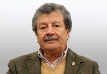 Profesor Guillermo Martínez es condecorado por sus 40 años de trayectoria en la PUCV