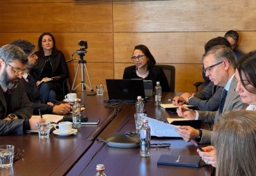 PUCV articula diálogo entre sector público y privado sobre temas de alta contingencia nacional