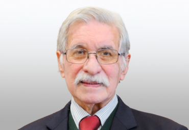 Profesor Carlos Peralta recibe la Medalla Centenario por su aporte a la Ingeniería Industrial