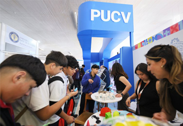 Universidad presenta sus carreras con stand tecnológico y actividades interactivas