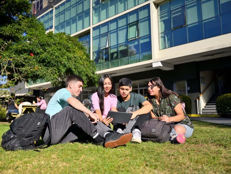 Estudio PUCV revela que 65% de los universitarios perciben que “Chile no está cerca de ser el país con el que sueñan”