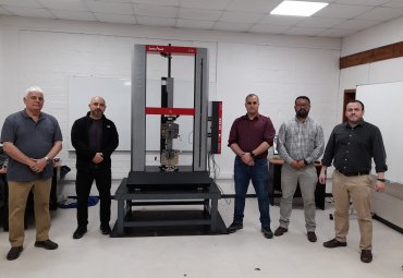 Escuela de Ingeniería Mecánica fortalece capacidad docente e investigativa con nueva máquina de ensayo universal
