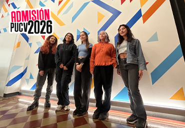 Estudiantes del Instituto de Arte despliegan su talento y desarrollan mural en Casa Central