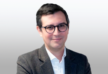 Profesor Pablo Escárate asume como nuevo director de la Escuela de Negocios y Economía