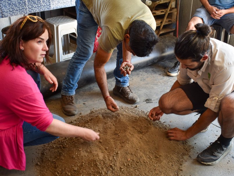 Centro Ceres impulsa la producción de bioinsumos junto a floricultores de Longotoma