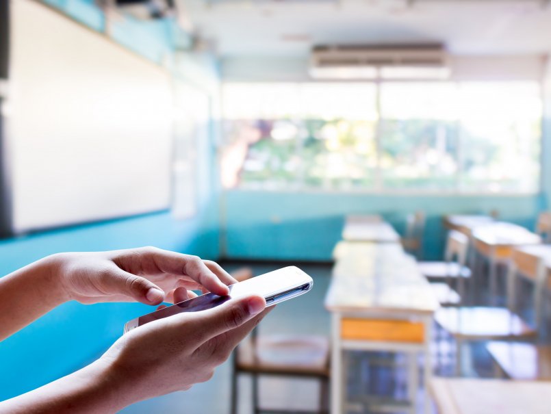 Advierten que el éxito de la prohibición del uso de los celulares radicará en su implementación pedagógica