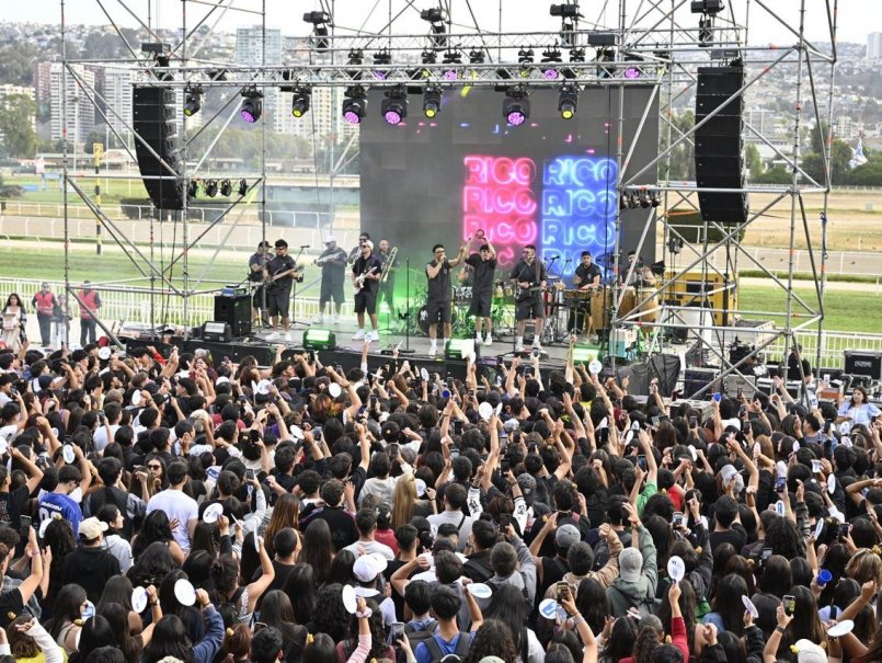 Encuentro al Atardecer 2026 reunió a nuevos estudiantes en el Sporting con música en vivo y actividades