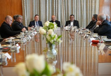 Cardinal José Tolentino de Mendonça inaugurates his schedule at the PUCV with a meeting with higher authorities