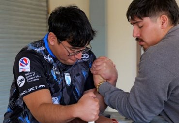 Impulsan la lucha de brazos como disciplina emergente que fortalece el bienestar estudiantil