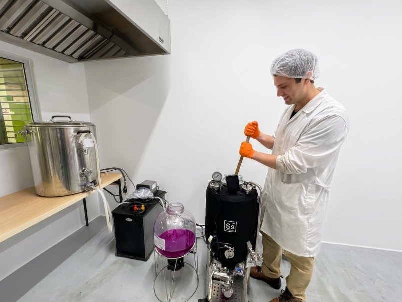 Innovador Taller de Microvinificación con planta integra producción de cerveza y vino