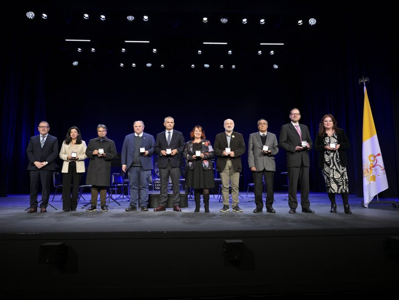 Académicas y académicos son reconocidos por su trayectoria, compromiso y labor universitaria