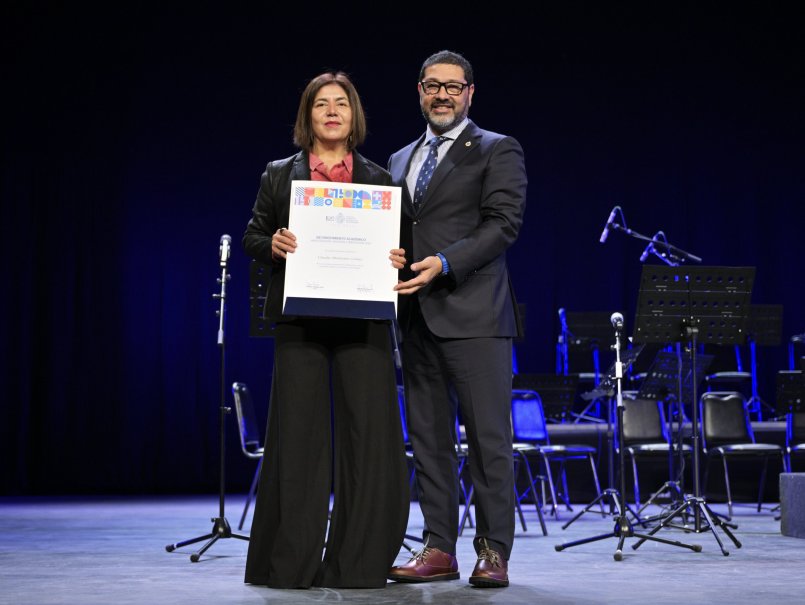GALERÍA: Académicos y académicos distinguidos en ceremonia de reconocimiento en Teatro Municipal de Viña del Mar