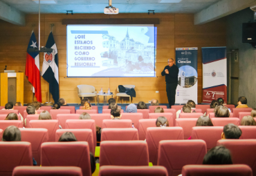 Gobernador Rodrigo Mundaca dialoga con estudiantes sobre ciencia, innovación y desarrollo regional