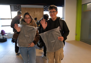VIDEO: Estudiantes de primer año reciben mochila del Centenario