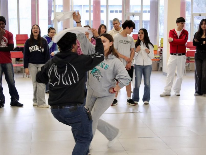 Programa Vive Salud DAE invita a estudiantes a bailar cueca en preparación a festividades patrias