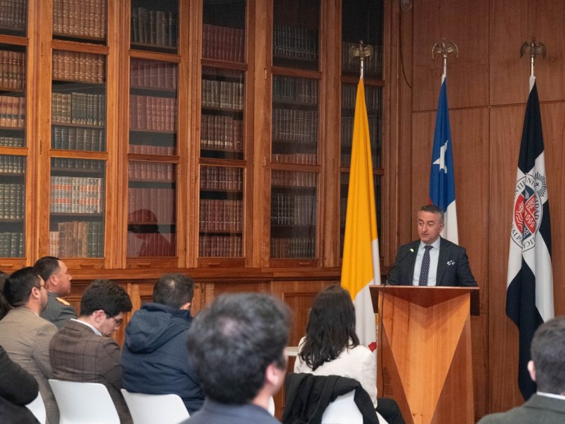 Profesor de King's College London analizó la crisis e incertidumbre mundial en clase magistral en la PUCV