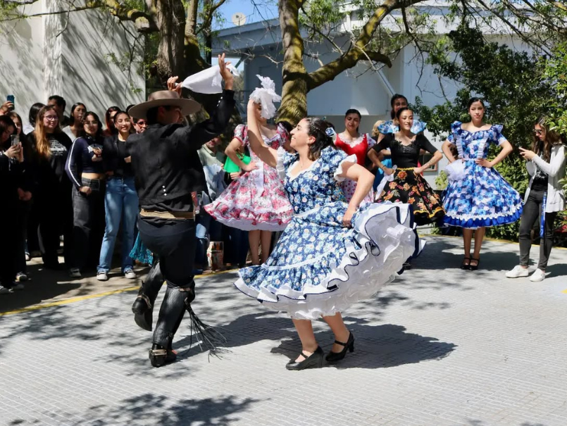 Galería: Comunidad universitaria celebra las Fiestas Patrias