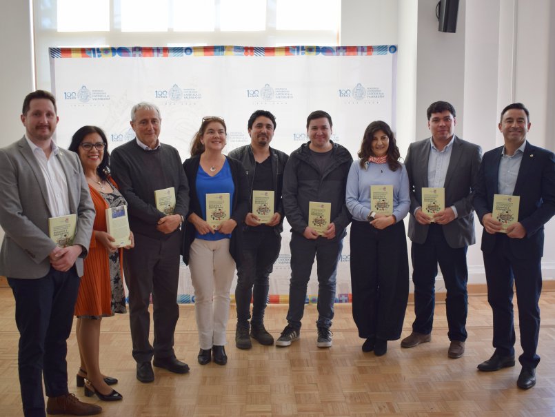 Presentan libro que reúne experiencias docentes tras comunidad de aprendizaje