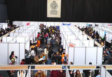 Masiva convocatoria marcó la Feria Laboral PUCV que reunió a cerca de 70 empresas y organizaciones