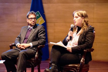 Profesora Laura Mayer expone en Congreso de Derecho Penal