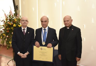 Dr. Raúl Buono-Core recibe distinción como Profesor Emérito de la PUCV