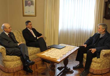 Monseñor Pedro Ossandón recibe a rector Elórtegui en el Obispado de Valparaíso