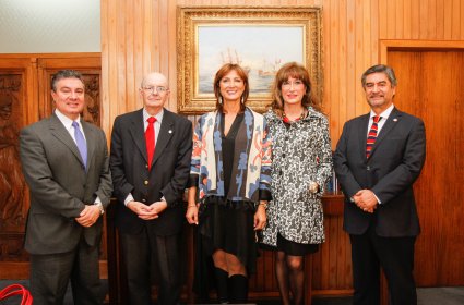 Janet Awad inauguró año académico de la Escuela de Negocios y Economía