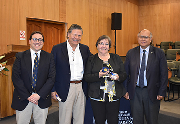 Reconocimiento a la trayectoria de los profesores Gabriela Verdugo y Levi Mansur