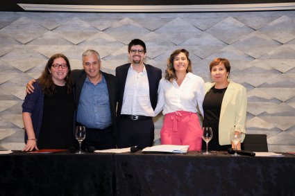 Profesora Karla Varas participa en lanzamiento del libro "Constitucionalismo intermitente y luchas sociales en Brasil y Chile" en Brasilia
