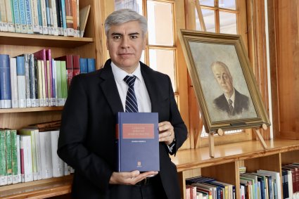 Profesor Eduardo Cordero publica libro "Curso de Derecho Administrativo"