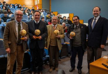 Profesor Carlos Salinas participa en seminario sobre globalización en Concepción