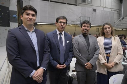 Académicos de ENE PUCV reciben reconocimientos en Docencia y Vinculación con el Medio