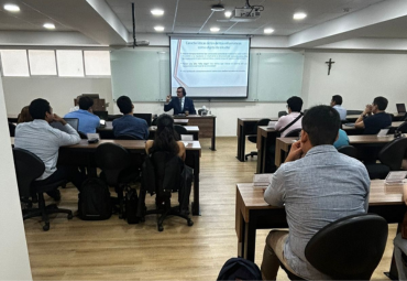 Profesor Jaime Vera de Derecho PUCV dicta clase sobre delitos informáticos en la Universidad de Piura