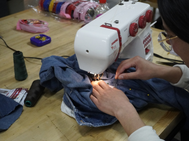 Valparaíso Makerspace PUCV impulsa la reparación como alternativa al consumo textil
