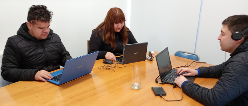 Estudiantes Propedéutico junto a Josué, en sesión aprendiendo a emplear NVDA, en oficina de PUCV Inclusiva. 