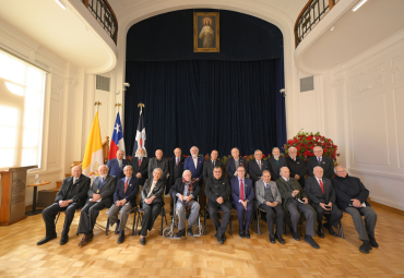 Profesores eméritos de Derecho PUCV son reconocidos por su trayectoria en la Universidad y reciben medalla centenario