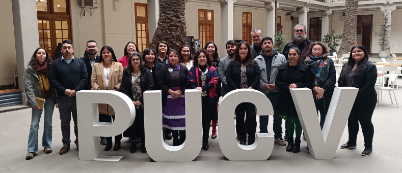 Profesionales RIIES en letras volumétricas PUCV.