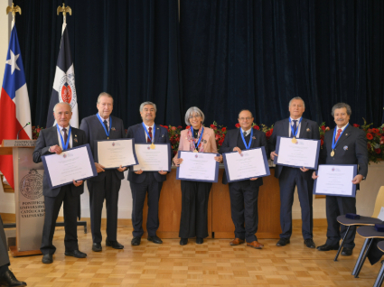 Profesores reciben reconocimiento por su labor en la PUCV