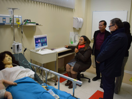 Rector PUCV visita Escuela de Kinesiología