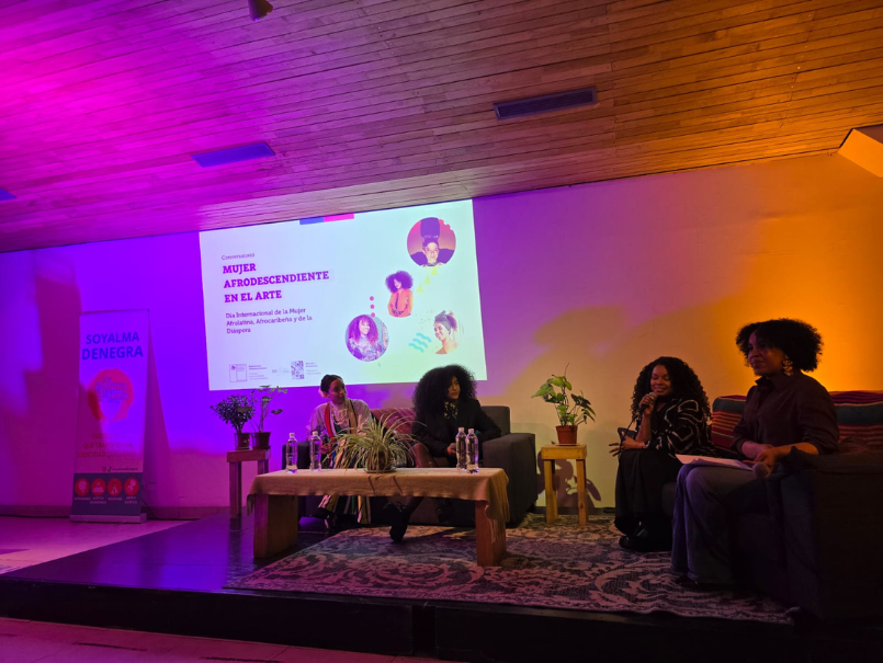 Expositoras, están en sus asientos conversando. 