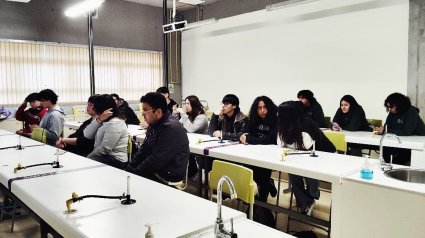 Estudiantes de enseñanza media visitan al Instituto de Biología en jornada de Día Abierto PUCV 2025