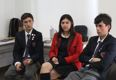 Estudiantes del Colegio Sagrada Familia de Reñaca visitan Instituto de Filosofía de la PUCV