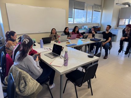 Visita del profesor Martín Pérgola al Laboratorio de Didáctica de la Química