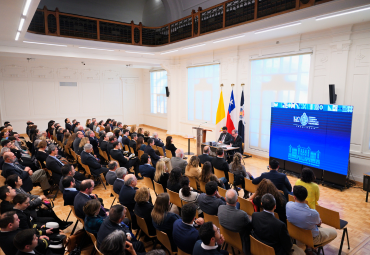 Derecho PUCV rindió homenaje póstumo a exalumnos y presentó nueva edición del libro "Derecho Marítimo" del profesor Claudio Barroilhet