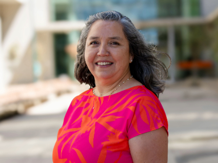 Mirando hacia el futuro: Académica busca potenciar el cultivo de plantas en ambientes hostiles